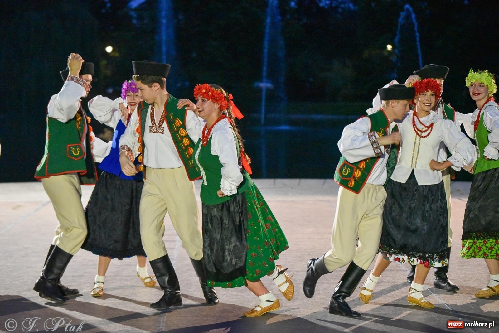 Zdjęcie w galerii na portalu naszraciborz.pl: W poszukiwaniu kwiatu paproci. Noc Świętojańska w parku im. Miasta Roth [FOTO i WIDEO] wiadomości z regionu