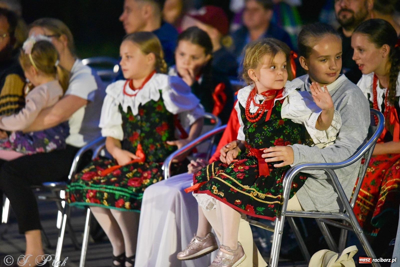 Zdjęcie w galerii na portalu naszraciborz.pl: W poszukiwaniu kwiatu paproci. Noc Świętojańska w parku im. Miasta Roth [FOTO i WIDEO] wiadomości z regionu