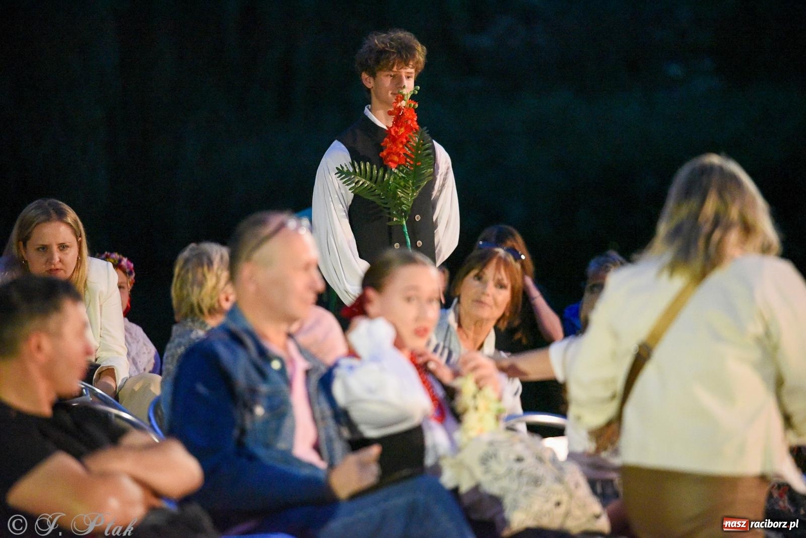 Zdjęcie w galerii na portalu naszraciborz.pl: W poszukiwaniu kwiatu paproci. Noc Świętojańska w parku im. Miasta Roth [FOTO i WIDEO] wiadomości z regionu