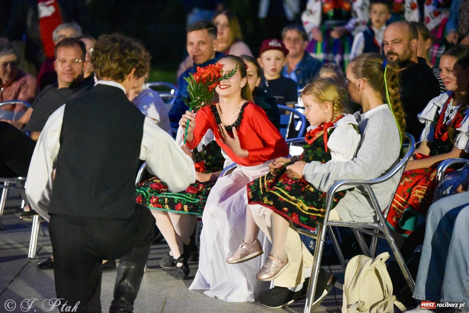 Zdjęcie w galerii na portalu naszraciborz.pl: W poszukiwaniu kwiatu paproci. Noc Świętojańska w parku im. Miasta Roth [FOTO i WIDEO] wiadomości z regionu
