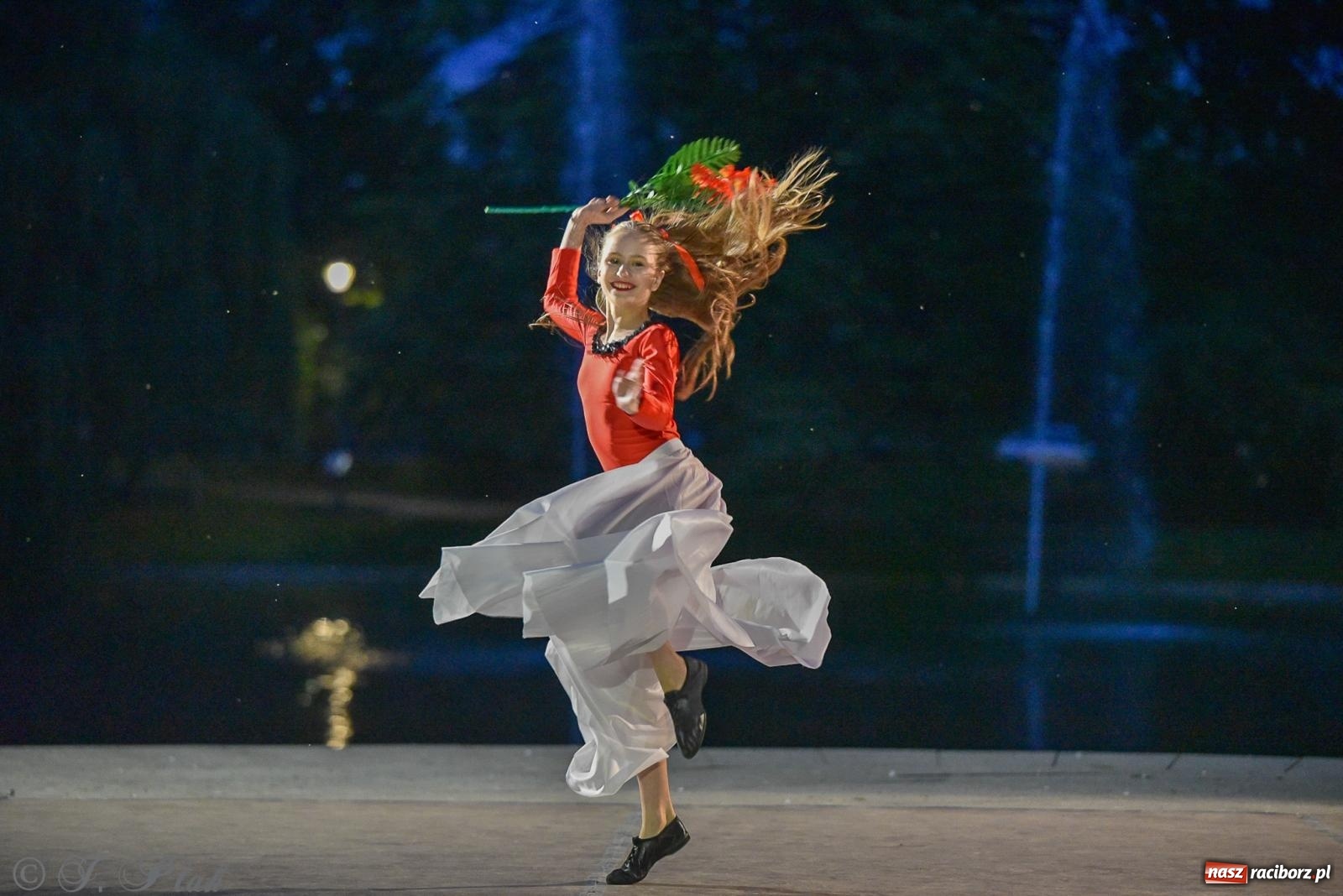 Zdjęcie w galerii na portalu naszraciborz.pl: W poszukiwaniu kwiatu paproci. Noc Świętojańska w parku im. Miasta Roth [FOTO i WIDEO] wiadomości z regionu