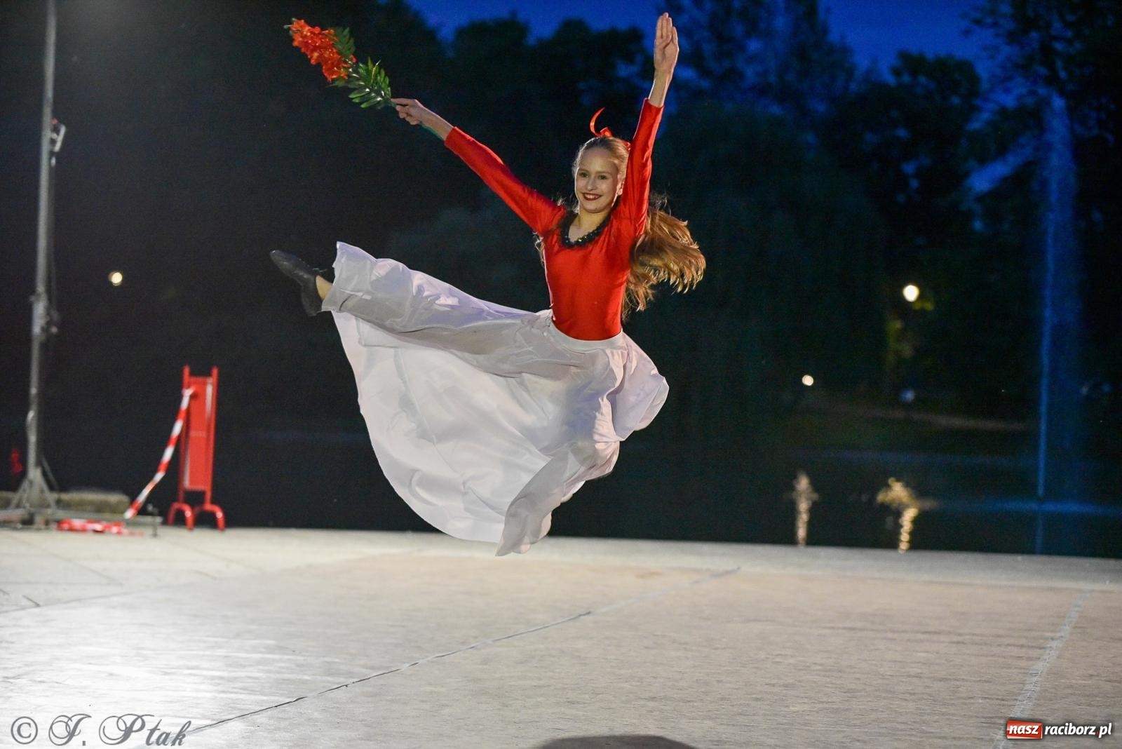 Zdjęcie w galerii na portalu naszraciborz.pl: W poszukiwaniu kwiatu paproci. Noc Świętojańska w parku im. Miasta Roth [FOTO i WIDEO] wiadomości z regionu