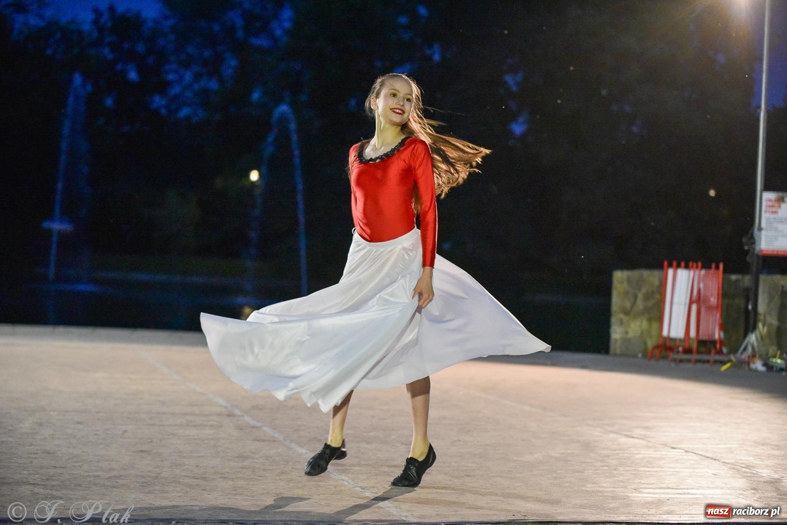 Zdjęcie w galerii na portalu naszraciborz.pl: W poszukiwaniu kwiatu paproci. Noc Świętojańska w parku im. Miasta Roth [FOTO i WIDEO] wiadomości z regionu