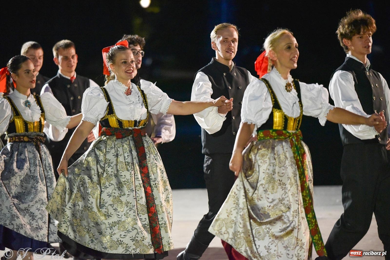 Zdjęcie w galerii na portalu naszraciborz.pl: W poszukiwaniu kwiatu paproci. Noc Świętojańska w parku im. Miasta Roth [FOTO i WIDEO] wiadomości z regionu