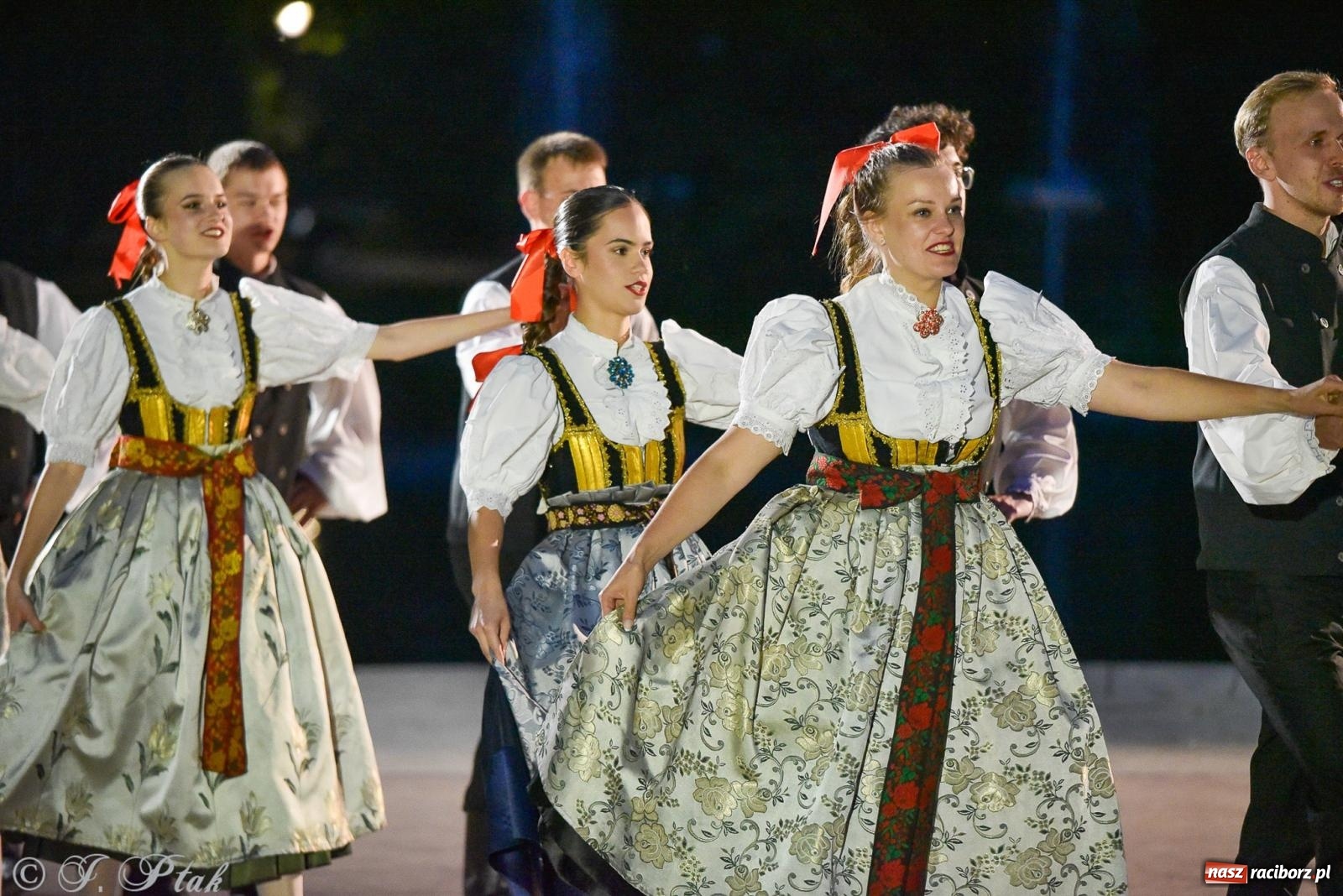 Zdjęcie w galerii na portalu naszraciborz.pl: W poszukiwaniu kwiatu paproci. Noc Świętojańska w parku im. Miasta Roth [FOTO i WIDEO] wiadomości z regionu