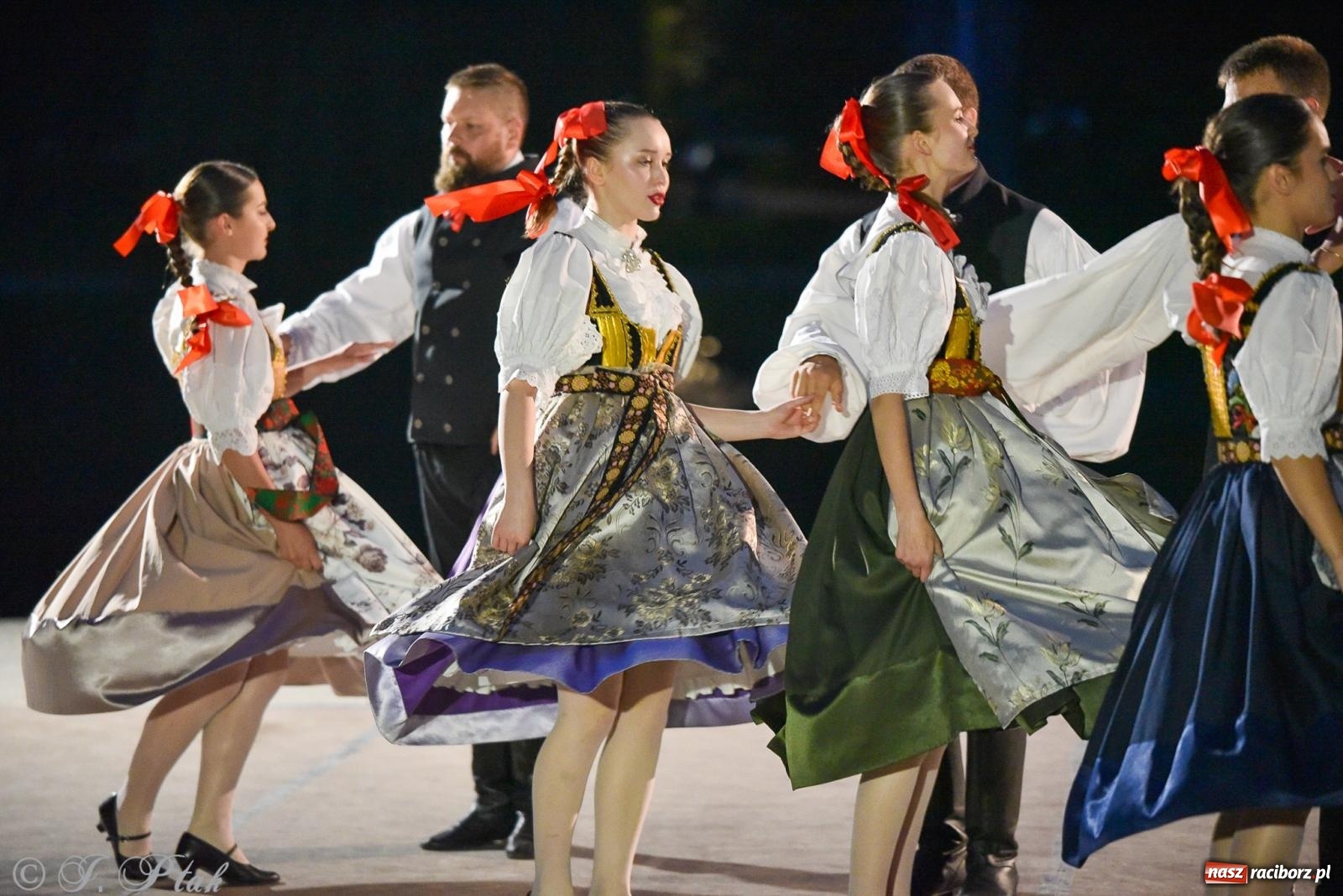 Zdjęcie w galerii na portalu naszraciborz.pl: W poszukiwaniu kwiatu paproci. Noc Świętojańska w parku im. Miasta Roth [FOTO i WIDEO] wiadomości z regionu