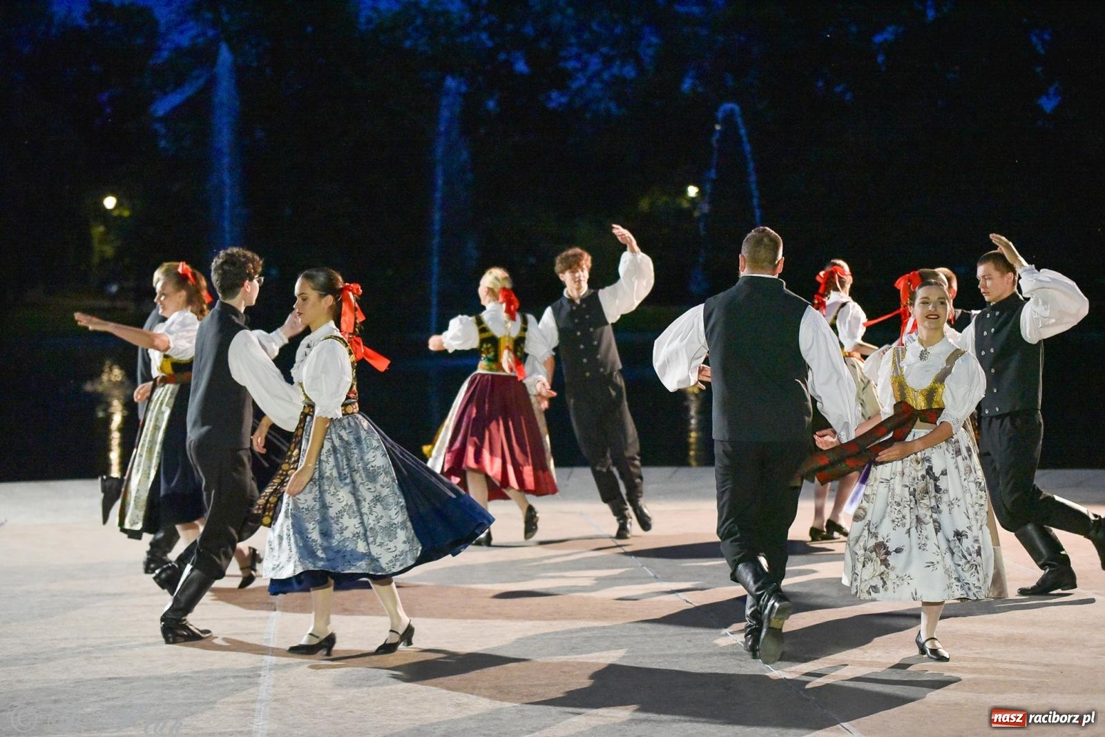 Zdjęcie w galerii na portalu naszraciborz.pl: W poszukiwaniu kwiatu paproci. Noc Świętojańska w parku im. Miasta Roth [FOTO i WIDEO] wiadomości z regionu
