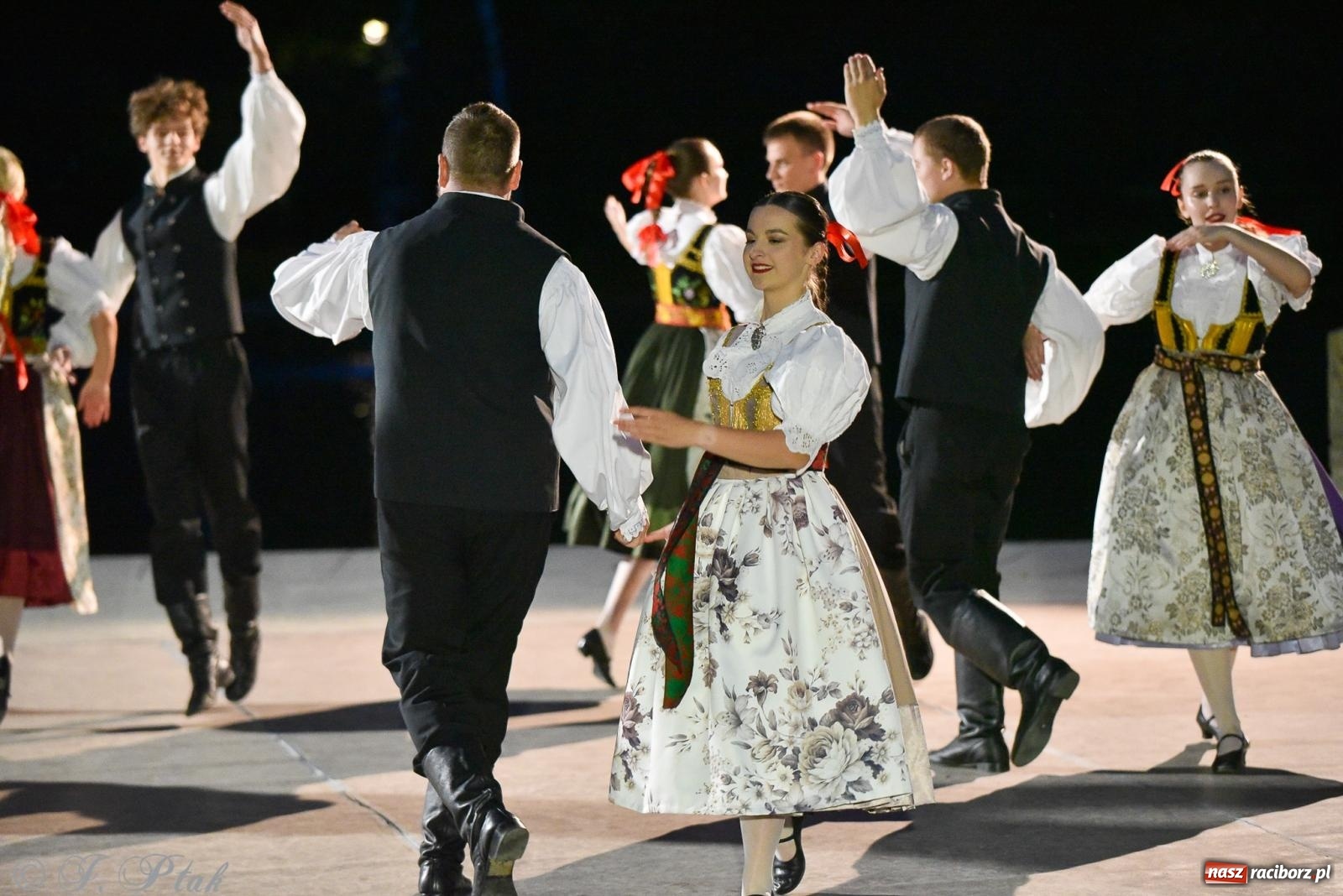 Zdjęcie w galerii na portalu naszraciborz.pl: W poszukiwaniu kwiatu paproci. Noc Świętojańska w parku im. Miasta Roth [FOTO i WIDEO] wiadomości z regionu