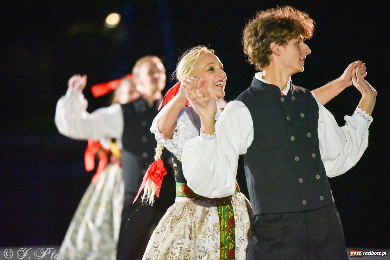 Zdjęcie w galerii na portalu naszraciborz.pl: W poszukiwaniu kwiatu paproci. Noc Świętojańska w parku im. Miasta Roth [FOTO i WIDEO] wiadomości z regionu