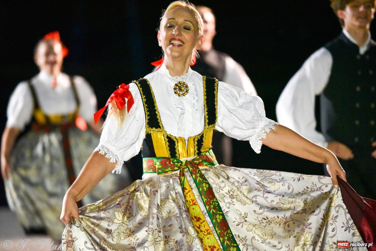 Zdjęcie w galerii na portalu naszraciborz.pl: W poszukiwaniu kwiatu paproci. Noc Świętojańska w parku im. Miasta Roth [FOTO i WIDEO] wiadomości z regionu