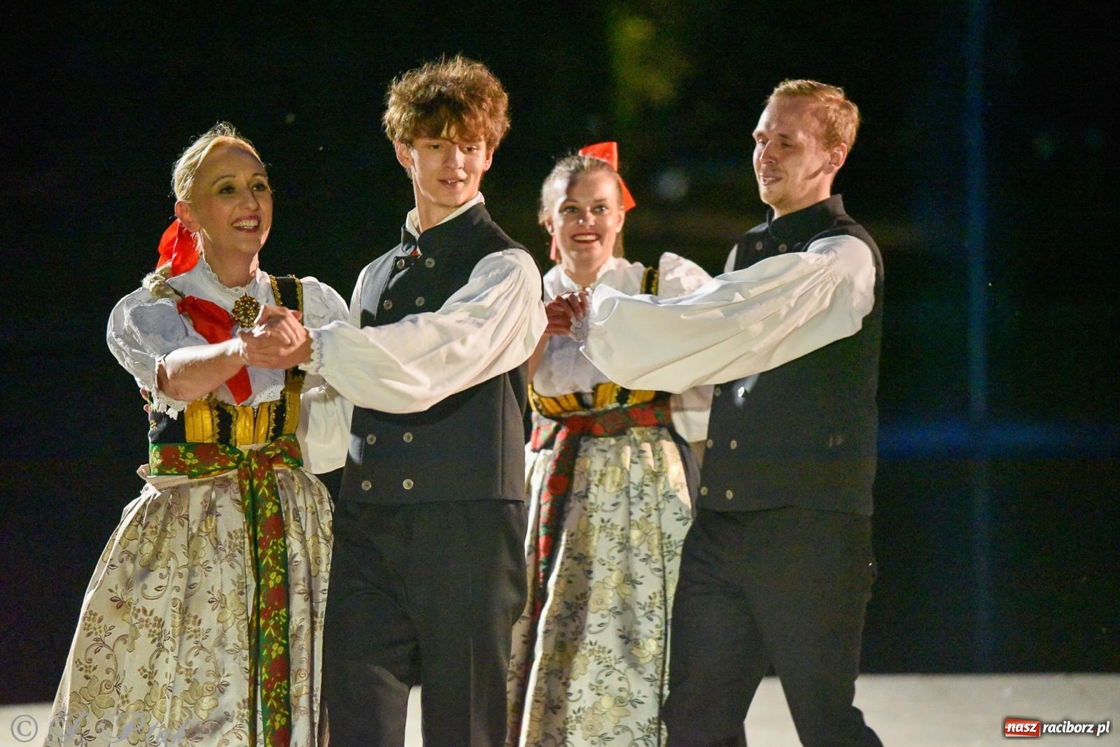 Zdjęcie w galerii na portalu naszraciborz.pl: W poszukiwaniu kwiatu paproci. Noc Świętojańska w parku im. Miasta Roth [FOTO i WIDEO] wiadomości z regionu