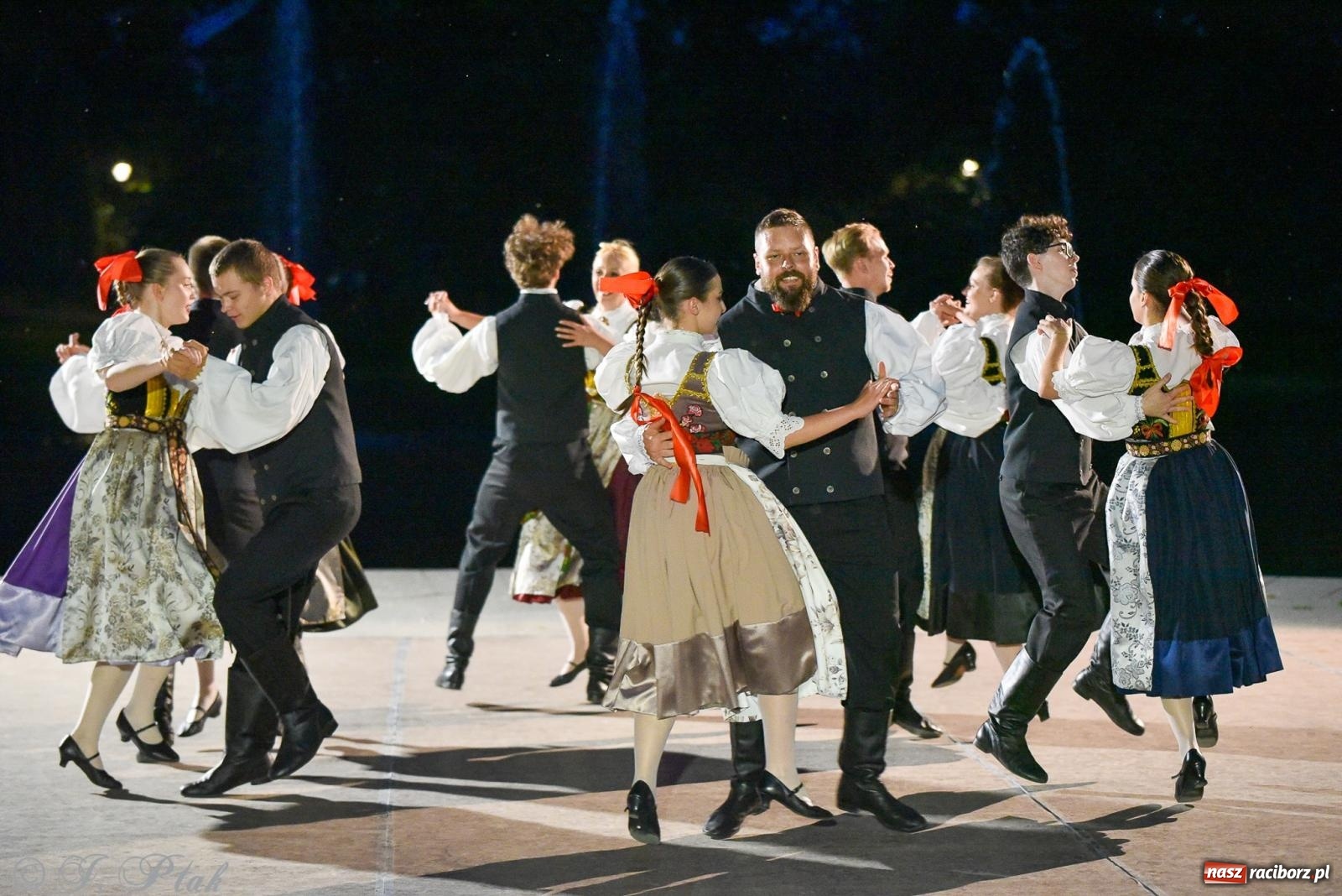 Zdjęcie w galerii na portalu naszraciborz.pl: W poszukiwaniu kwiatu paproci. Noc Świętojańska w parku im. Miasta Roth [FOTO i WIDEO] wiadomości z regionu