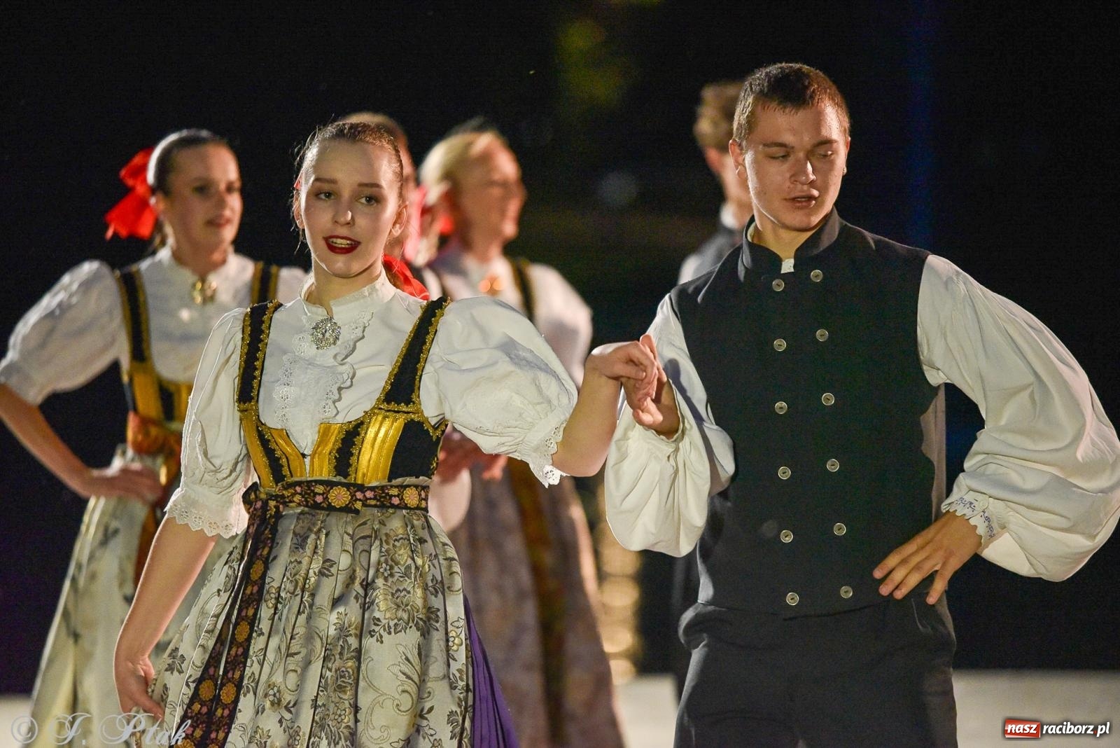 Zdjęcie w galerii na portalu naszraciborz.pl: W poszukiwaniu kwiatu paproci. Noc Świętojańska w parku im. Miasta Roth [FOTO i WIDEO] wiadomości z regionu