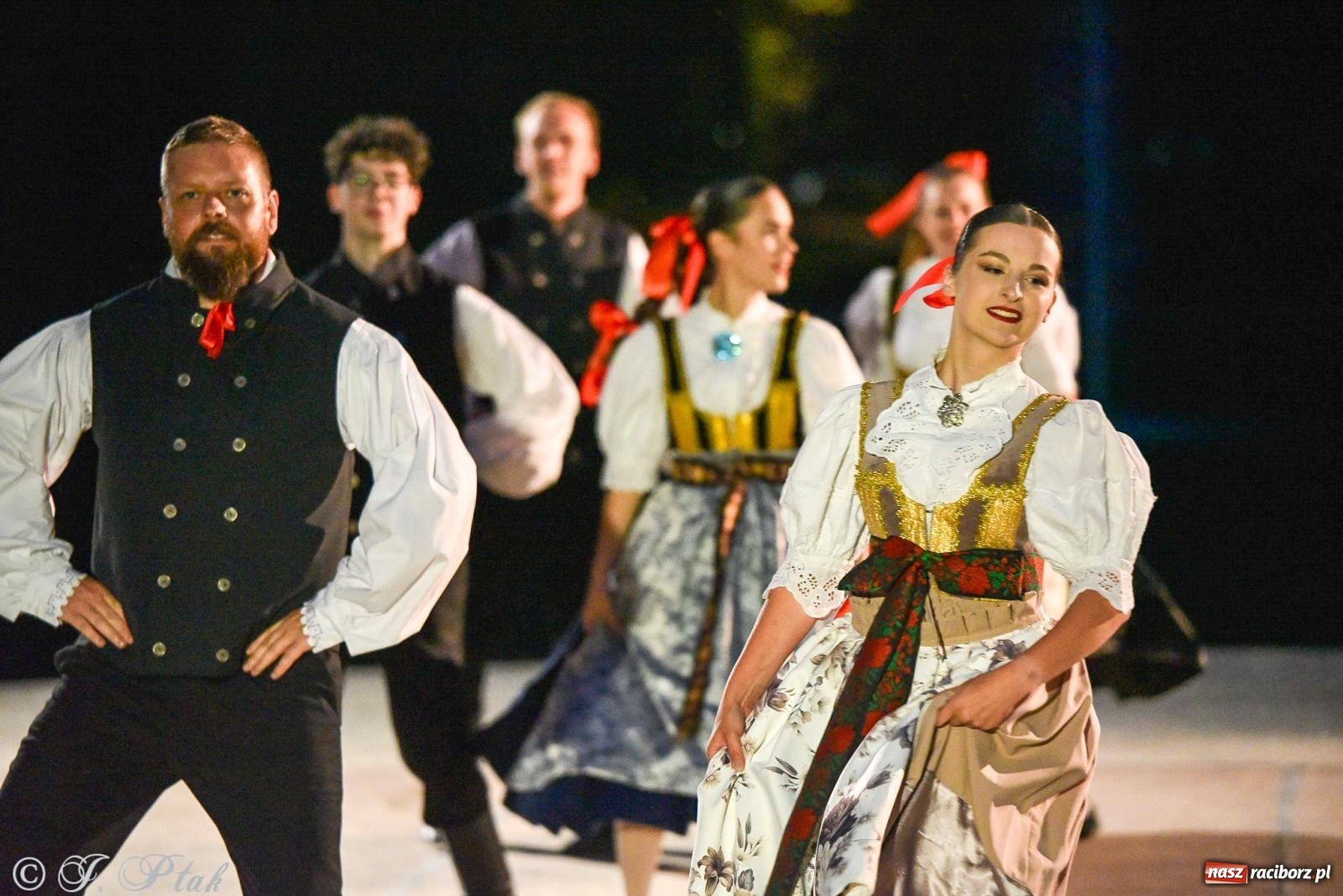Zdjęcie w galerii na portalu naszraciborz.pl: W poszukiwaniu kwiatu paproci. Noc Świętojańska w parku im. Miasta Roth [FOTO i WIDEO] wiadomości z regionu
