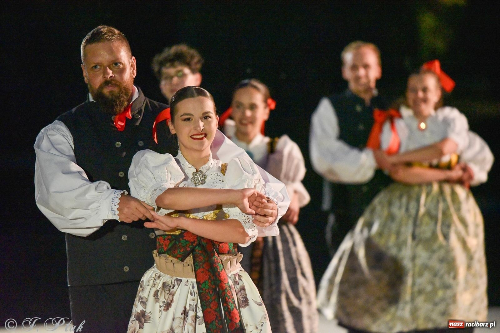 Zdjęcie w galerii na portalu naszraciborz.pl: W poszukiwaniu kwiatu paproci. Noc Świętojańska w parku im. Miasta Roth [FOTO i WIDEO] wiadomości z regionu