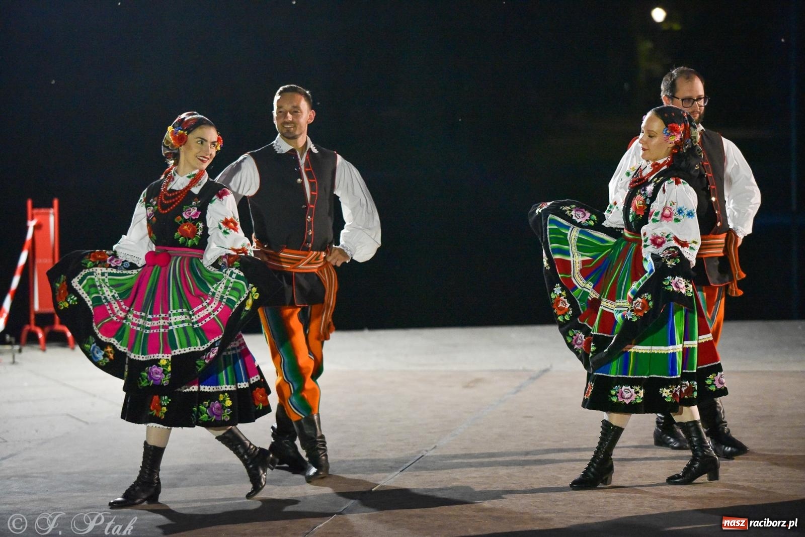 Zdjęcie w galerii na portalu naszraciborz.pl: W poszukiwaniu kwiatu paproci. Noc Świętojańska w parku im. Miasta Roth [FOTO i WIDEO] wiadomości z regionu