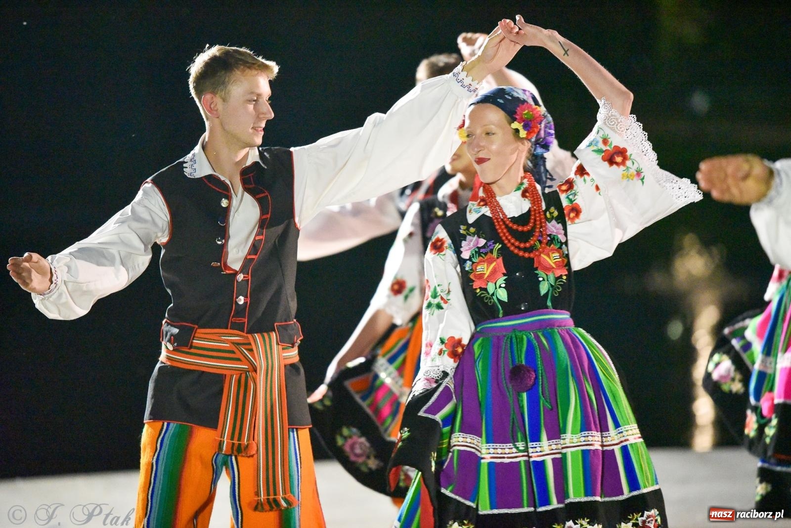 Zdjęcie w galerii na portalu naszraciborz.pl: W poszukiwaniu kwiatu paproci. Noc Świętojańska w parku im. Miasta Roth [FOTO i WIDEO] wiadomości z regionu