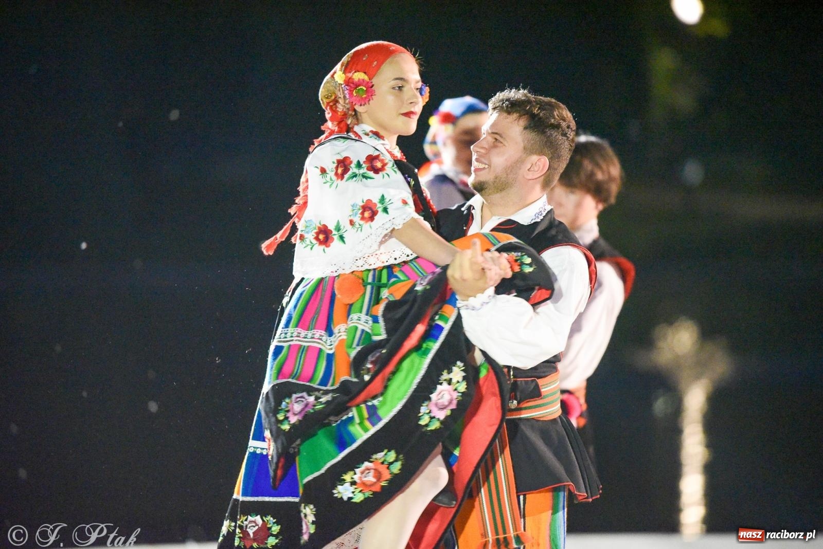 Zdjęcie w galerii na portalu naszraciborz.pl: W poszukiwaniu kwiatu paproci. Noc Świętojańska w parku im. Miasta Roth [FOTO i WIDEO] wiadomości z regionu