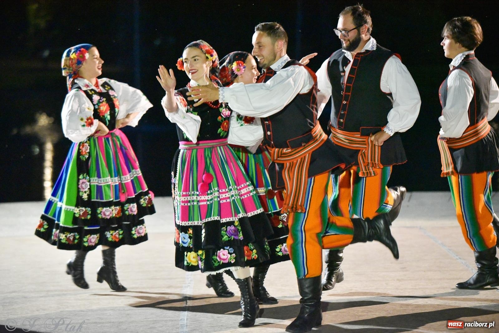 Zdjęcie w galerii na portalu naszraciborz.pl: W poszukiwaniu kwiatu paproci. Noc Świętojańska w parku im. Miasta Roth [FOTO i WIDEO] wiadomości z regionu