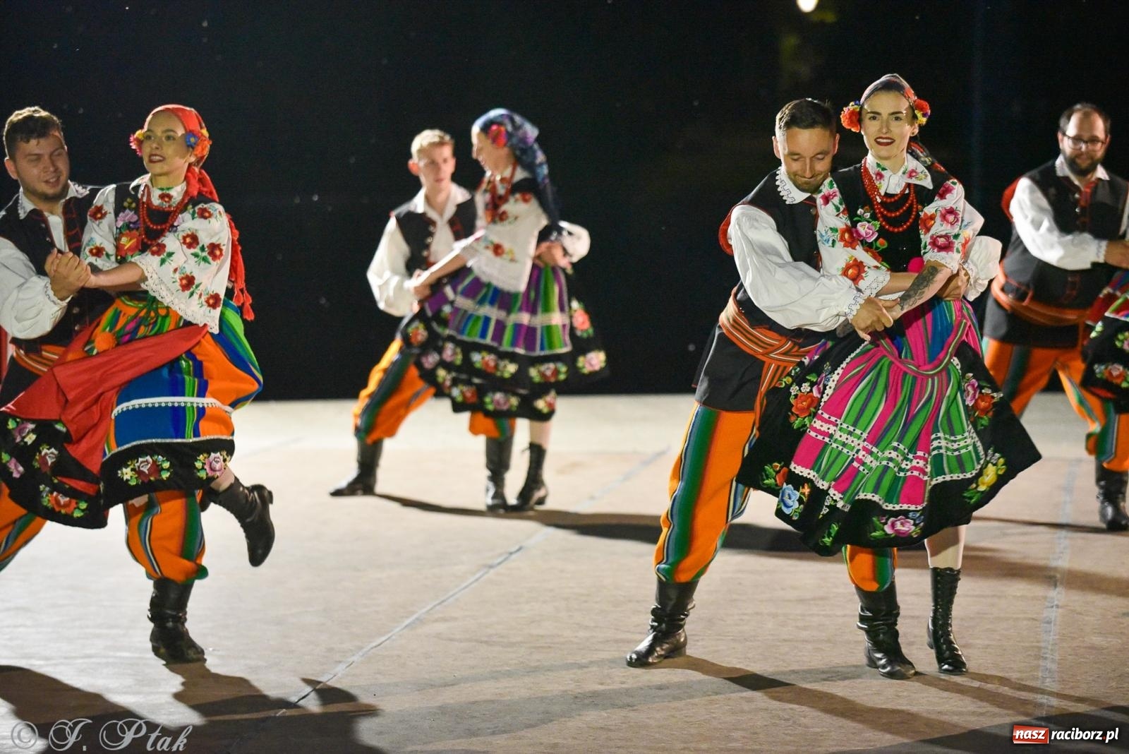 Zdjęcie w galerii na portalu naszraciborz.pl: W poszukiwaniu kwiatu paproci. Noc Świętojańska w parku im. Miasta Roth [FOTO i WIDEO] wiadomości z regionu