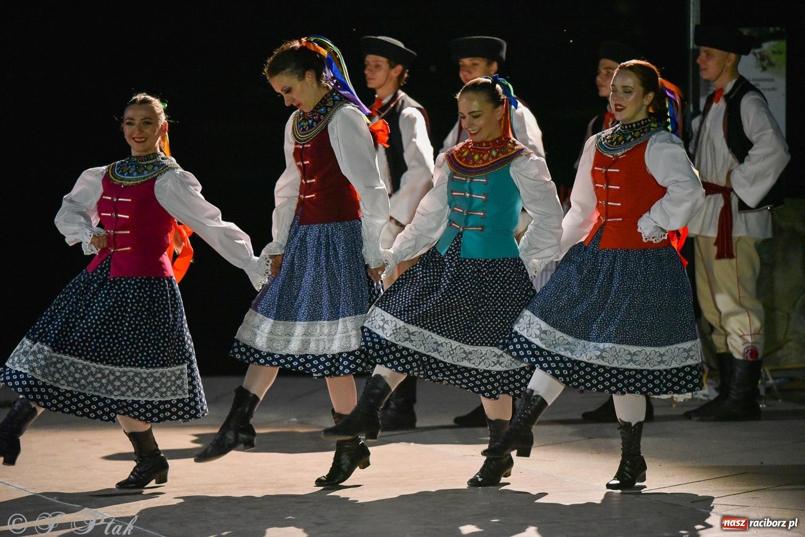 Zdjęcie w galerii na portalu naszraciborz.pl: W poszukiwaniu kwiatu paproci. Noc Świętojańska w parku im. Miasta Roth [FOTO i WIDEO] wiadomości z regionu