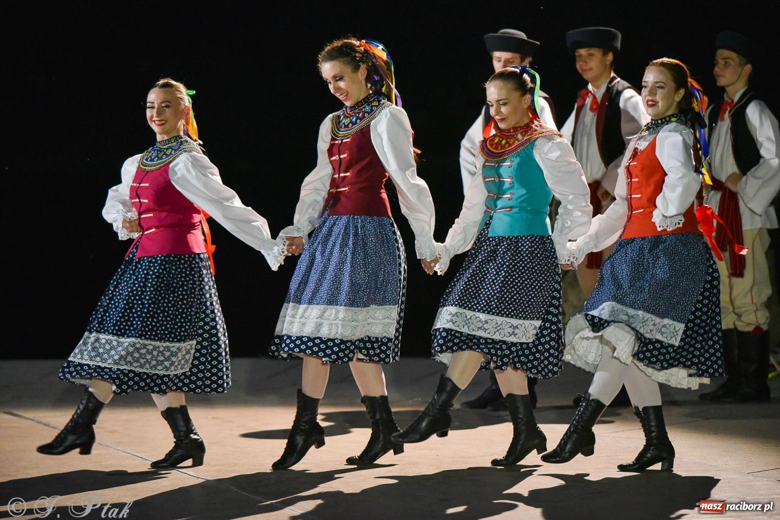Zdjęcie w galerii na portalu naszraciborz.pl: W poszukiwaniu kwiatu paproci. Noc Świętojańska w parku im. Miasta Roth [FOTO i WIDEO] wiadomości z regionu