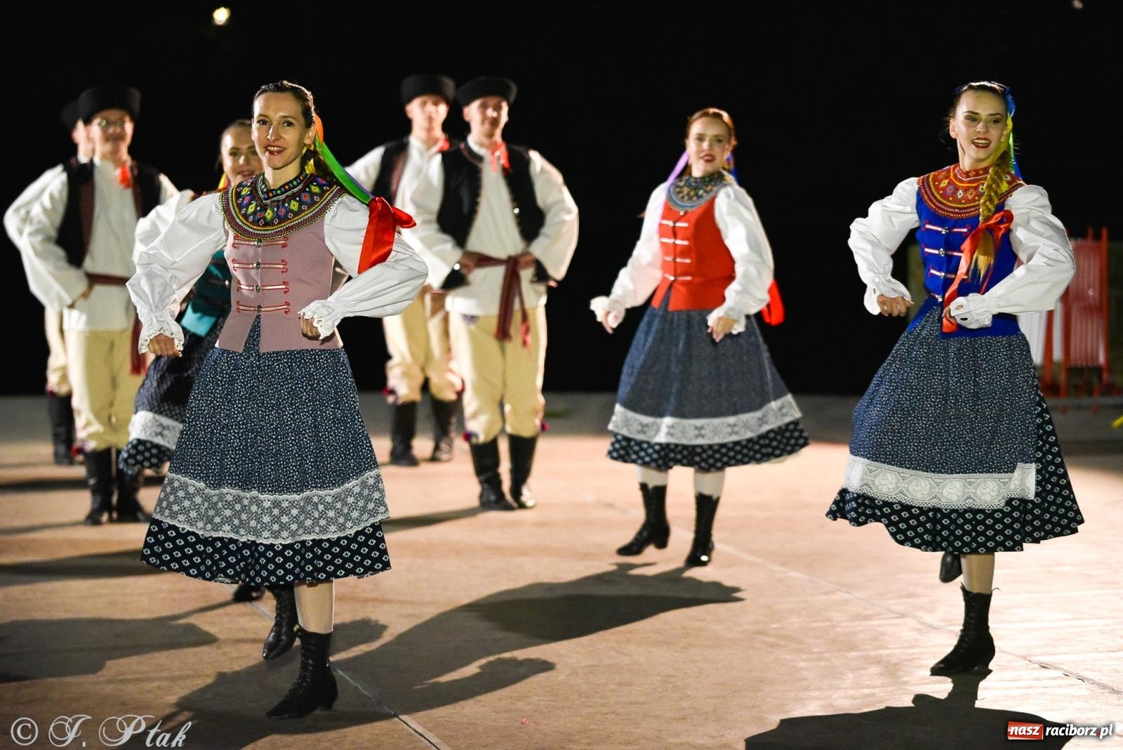 Zdjęcie w galerii na portalu naszraciborz.pl: W poszukiwaniu kwiatu paproci. Noc Świętojańska w parku im. Miasta Roth [FOTO i WIDEO] wiadomości z regionu