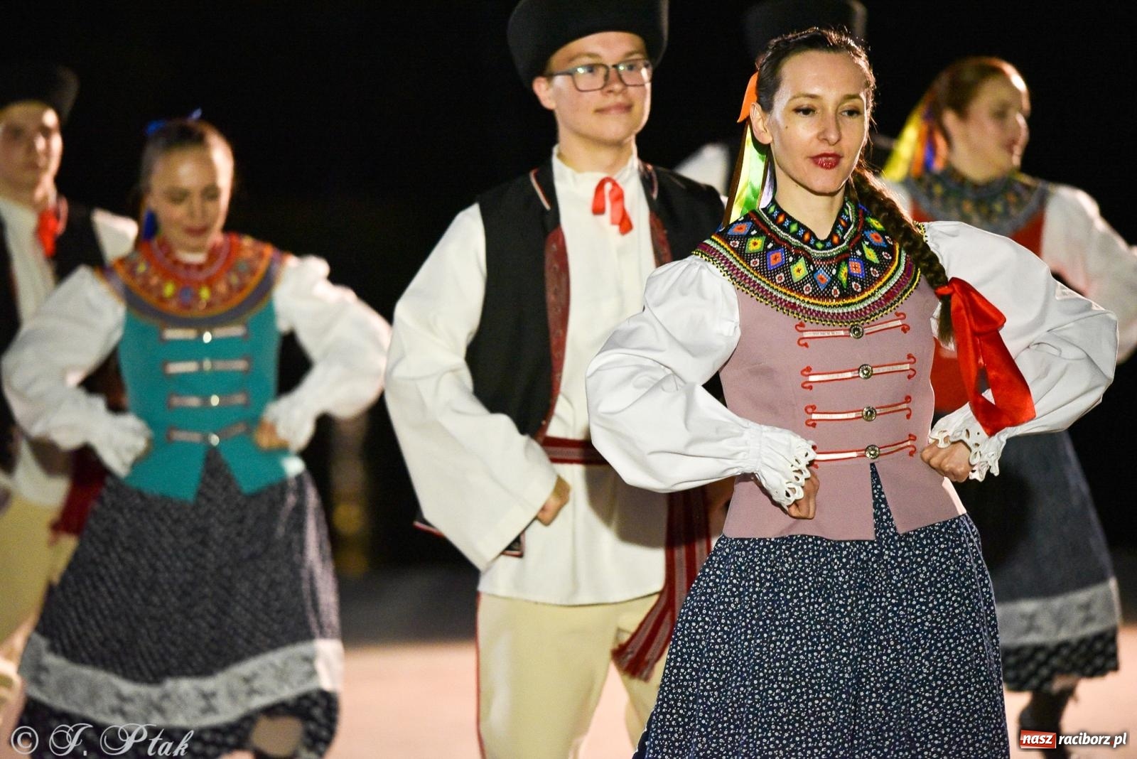 Zdjęcie w galerii na portalu naszraciborz.pl: W poszukiwaniu kwiatu paproci. Noc Świętojańska w parku im. Miasta Roth [FOTO i WIDEO] wiadomości z regionu