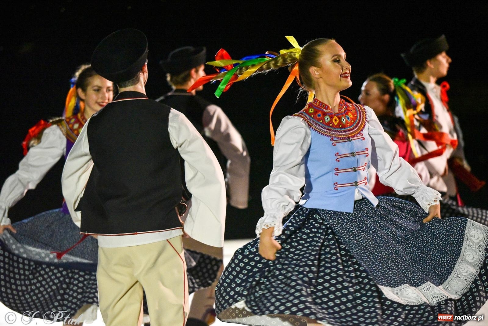 Zdjęcie w galerii na portalu naszraciborz.pl: W poszukiwaniu kwiatu paproci. Noc Świętojańska w parku im. Miasta Roth [FOTO i WIDEO] wiadomości z regionu