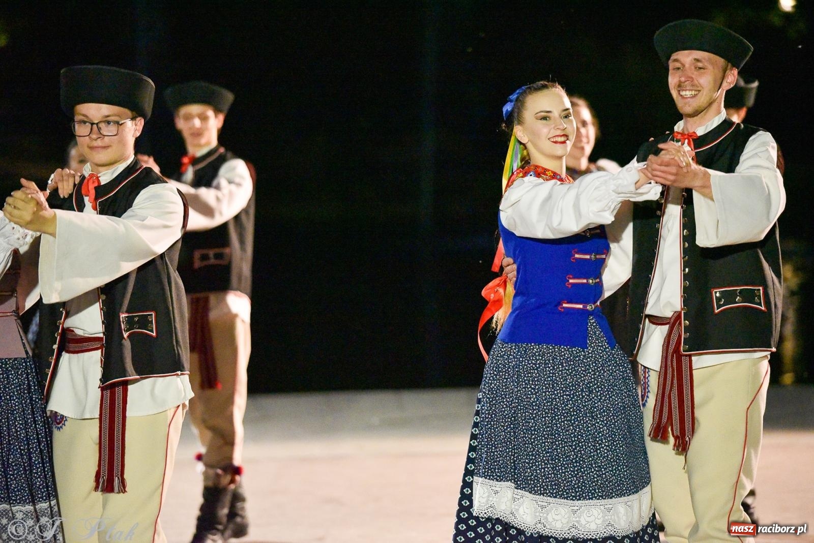 Zdjęcie w galerii na portalu naszraciborz.pl: W poszukiwaniu kwiatu paproci. Noc Świętojańska w parku im. Miasta Roth [FOTO i WIDEO] wiadomości z regionu