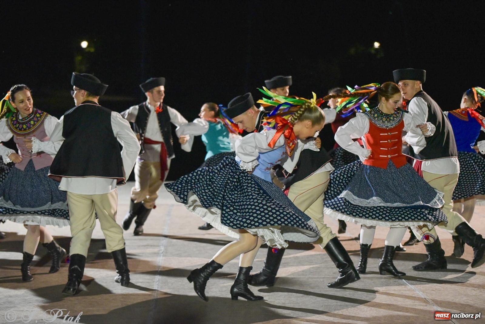 Zdjęcie w galerii na portalu naszraciborz.pl: W poszukiwaniu kwiatu paproci. Noc Świętojańska w parku im. Miasta Roth [FOTO i WIDEO] wiadomości z regionu