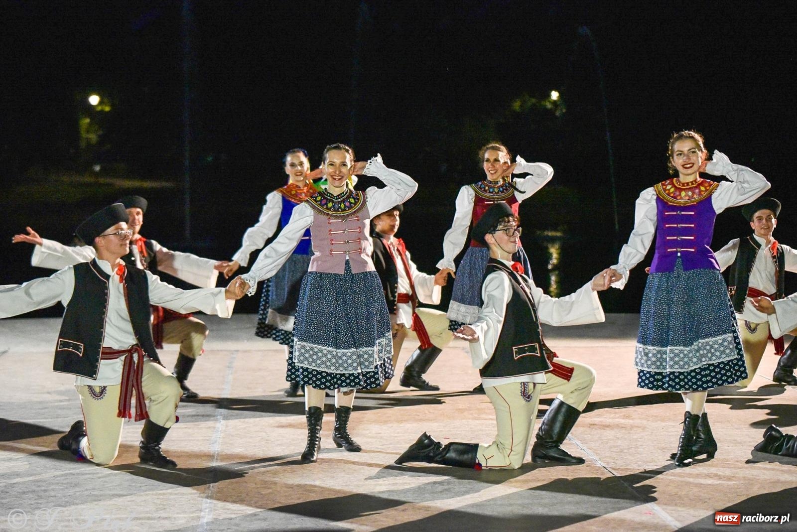 Zdjęcie w galerii na portalu naszraciborz.pl: W poszukiwaniu kwiatu paproci. Noc Świętojańska w parku im. Miasta Roth [FOTO i WIDEO] wiadomości z regionu