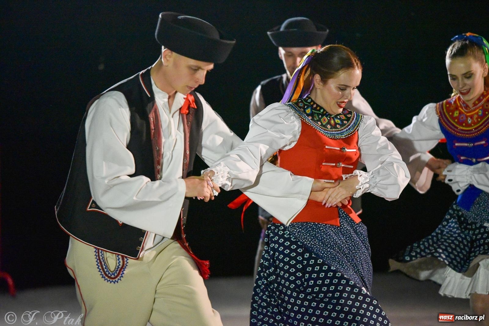 Zdjęcie w galerii na portalu naszraciborz.pl: W poszukiwaniu kwiatu paproci. Noc Świętojańska w parku im. Miasta Roth [FOTO i WIDEO] wiadomości z regionu