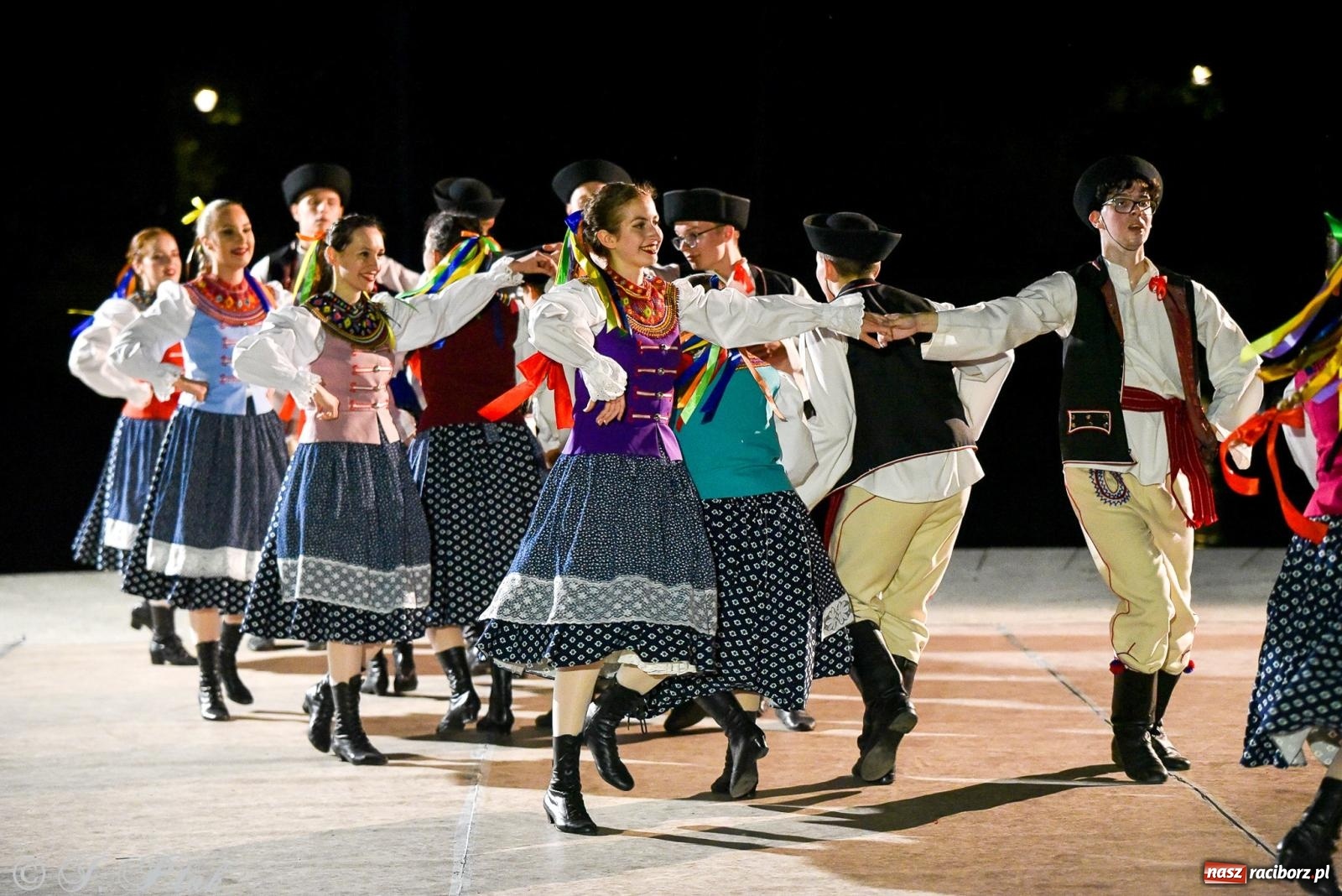 Zdjęcie w galerii na portalu naszraciborz.pl: W poszukiwaniu kwiatu paproci. Noc Świętojańska w parku im. Miasta Roth [FOTO i WIDEO] wiadomości z regionu