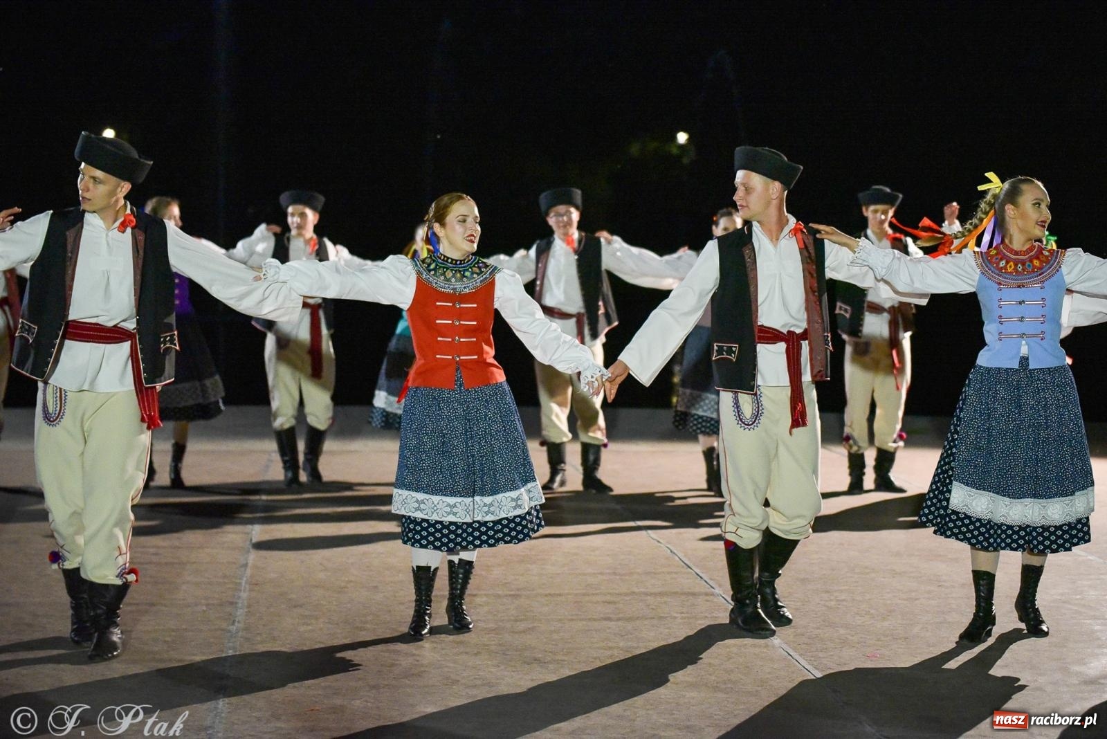 Zdjęcie w galerii na portalu naszraciborz.pl: W poszukiwaniu kwiatu paproci. Noc Świętojańska w parku im. Miasta Roth [FOTO i WIDEO] wiadomości z regionu