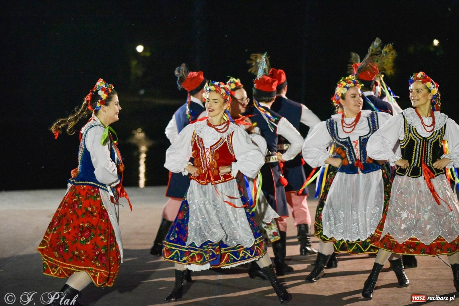 Zdjęcie w galerii na portalu naszraciborz.pl: W poszukiwaniu kwiatu paproci. Noc Świętojańska w parku im. Miasta Roth [FOTO i WIDEO] wiadomości z regionu