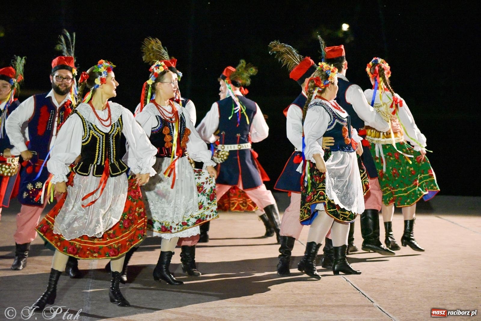 Zdjęcie w galerii na portalu naszraciborz.pl: W poszukiwaniu kwiatu paproci. Noc Świętojańska w parku im. Miasta Roth [FOTO i WIDEO] wiadomości z regionu