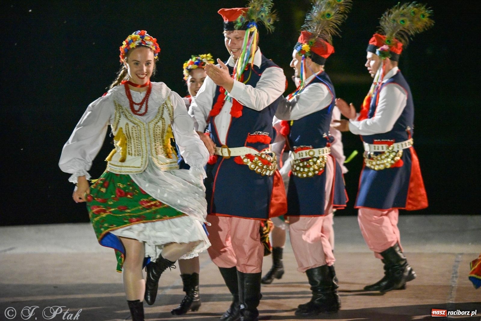 Zdjęcie w galerii na portalu naszraciborz.pl: W poszukiwaniu kwiatu paproci. Noc Świętojańska w parku im. Miasta Roth [FOTO i WIDEO] wiadomości z regionu
