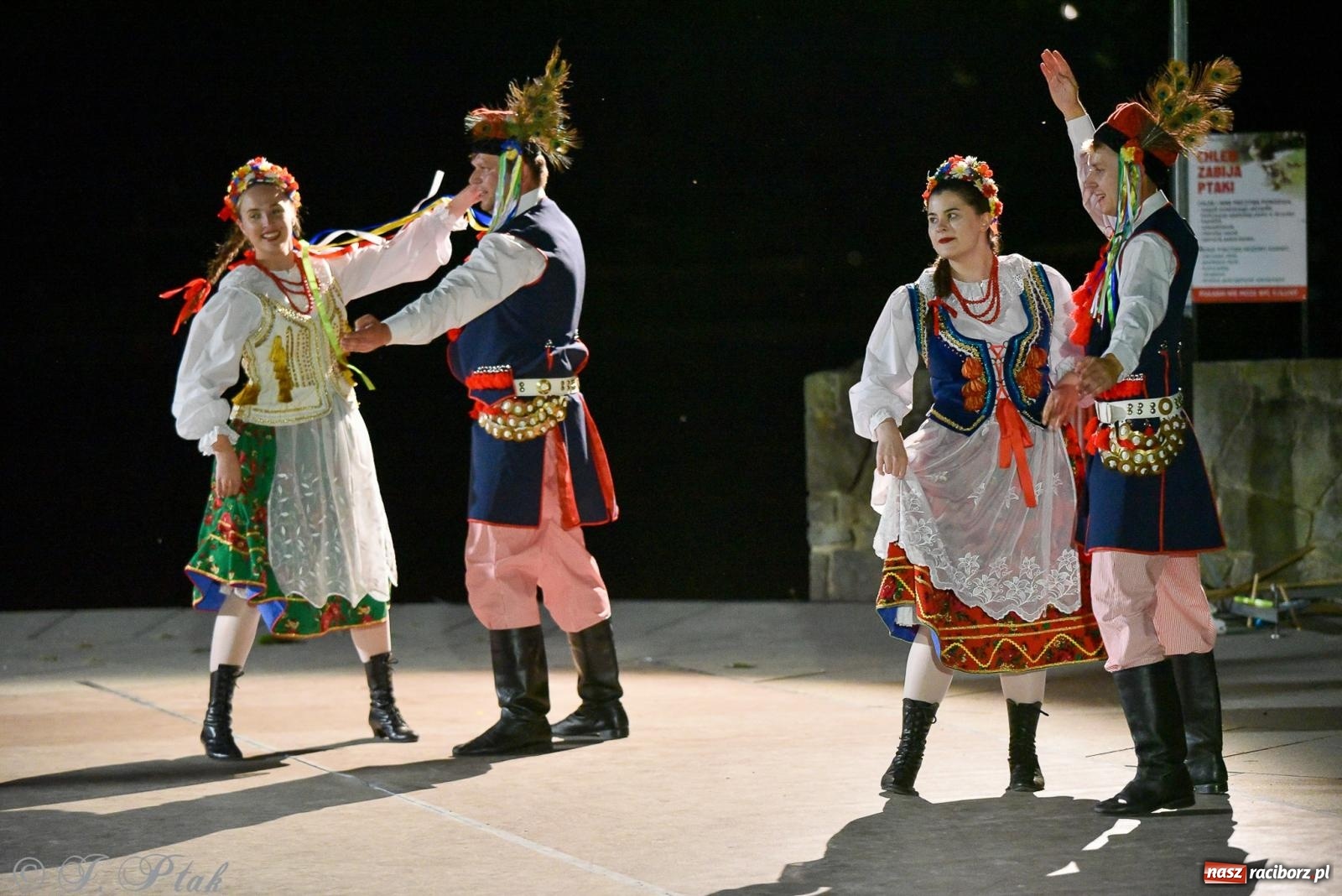 Zdjęcie w galerii na portalu naszraciborz.pl: W poszukiwaniu kwiatu paproci. Noc Świętojańska w parku im. Miasta Roth [FOTO i WIDEO] wiadomości z regionu