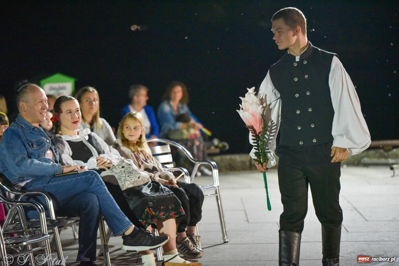 Zdjęcie w galerii na portalu naszraciborz.pl: W poszukiwaniu kwiatu paproci. Noc Świętojańska w parku im. Miasta Roth [FOTO i WIDEO] wiadomości z regionu