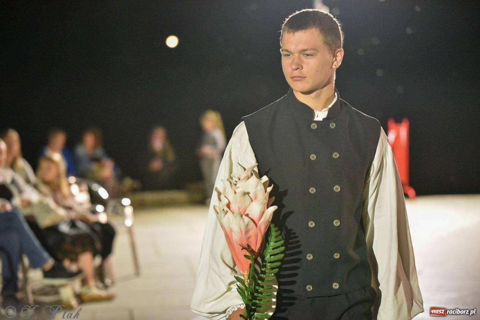 Zdjęcie w galerii na portalu naszraciborz.pl: W poszukiwaniu kwiatu paproci. Noc Świętojańska w parku im. Miasta Roth [FOTO i WIDEO] wiadomości z regionu