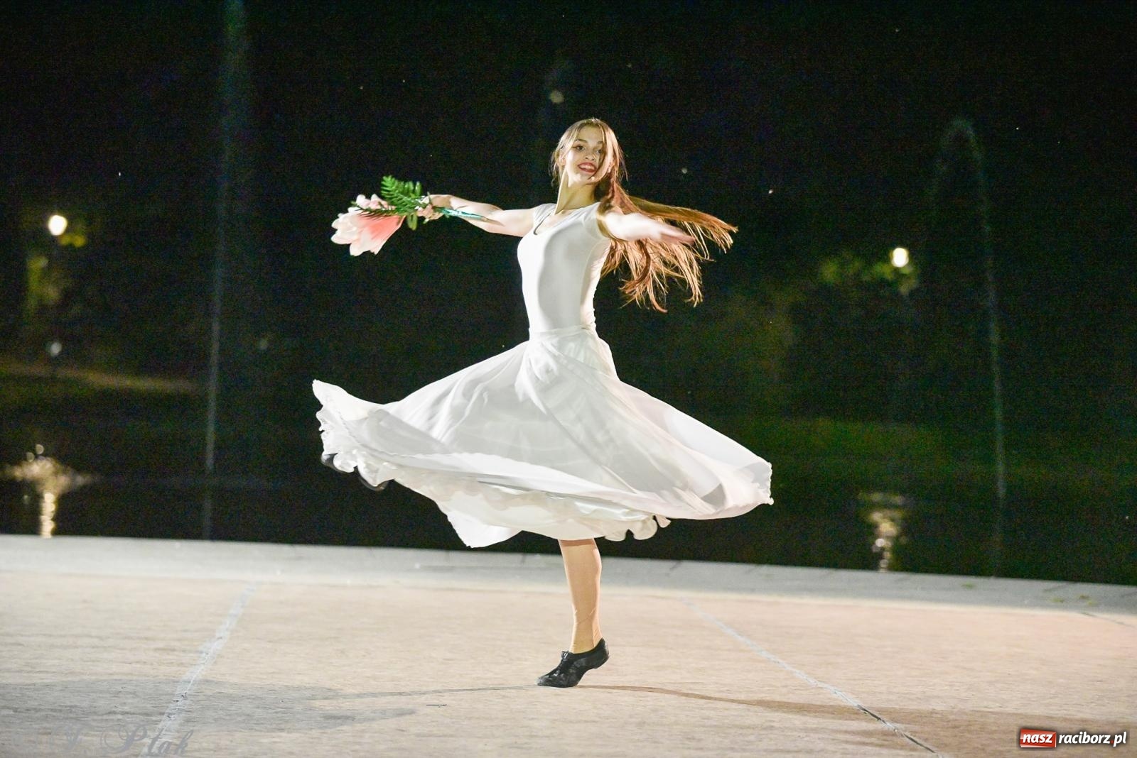 Zdjęcie w galerii na portalu naszraciborz.pl: W poszukiwaniu kwiatu paproci. Noc Świętojańska w parku im. Miasta Roth [FOTO i WIDEO] wiadomości z regionu