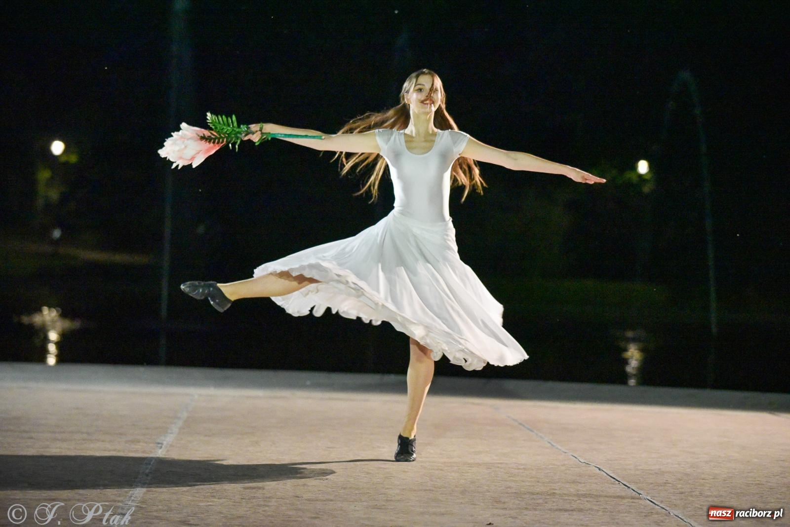 Zdjęcie w galerii na portalu naszraciborz.pl: W poszukiwaniu kwiatu paproci. Noc Świętojańska w parku im. Miasta Roth [FOTO i WIDEO] wiadomości z regionu