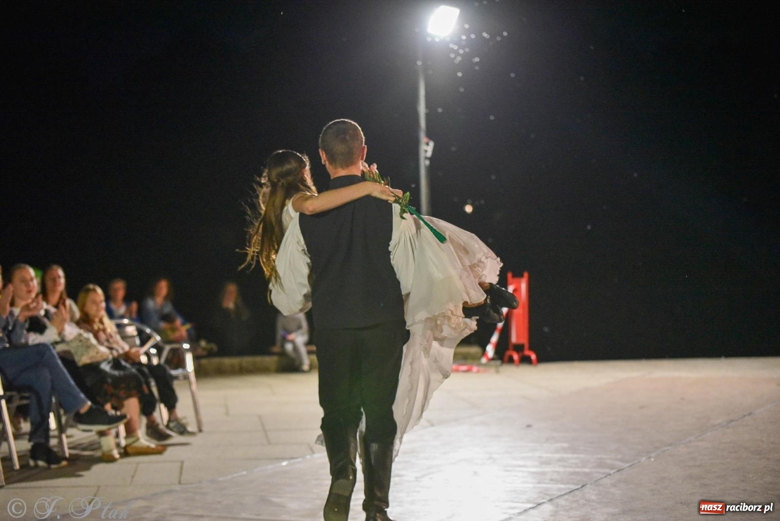 Zdjęcie w galerii na portalu naszraciborz.pl: W poszukiwaniu kwiatu paproci. Noc Świętojańska w parku im. Miasta Roth [FOTO i WIDEO] wiadomości z regionu