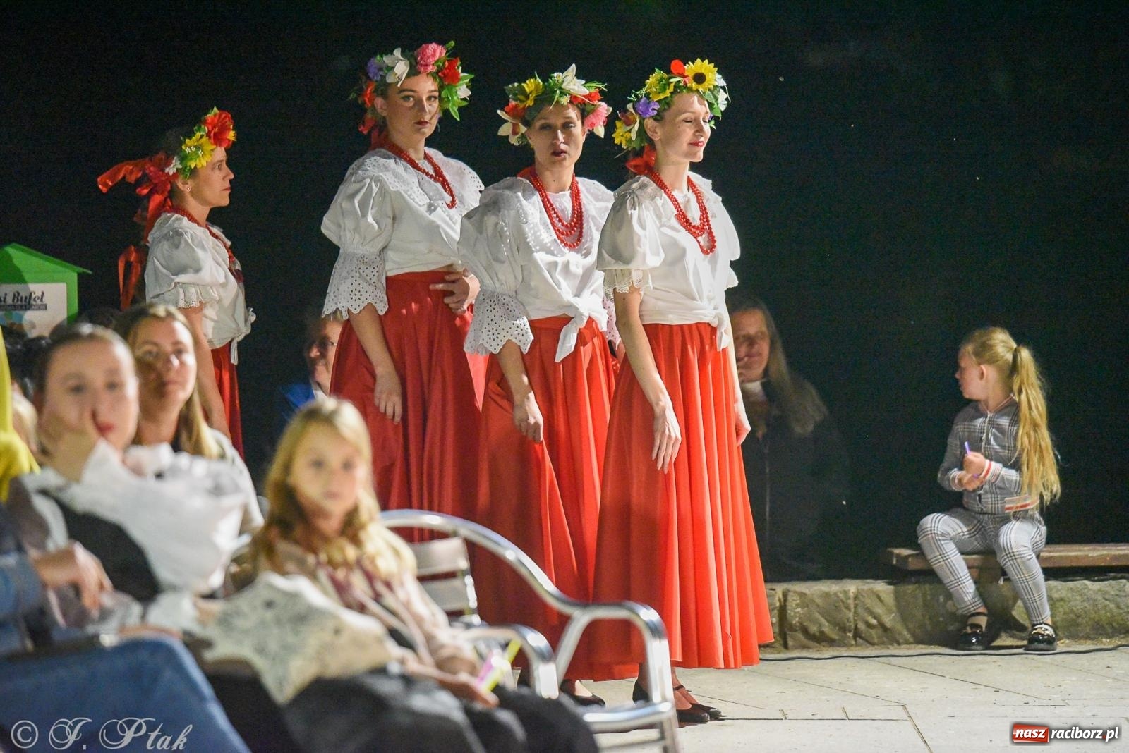Zdjęcie w galerii na portalu naszraciborz.pl: W poszukiwaniu kwiatu paproci. Noc Świętojańska w parku im. Miasta Roth [FOTO i WIDEO] wiadomości z regionu