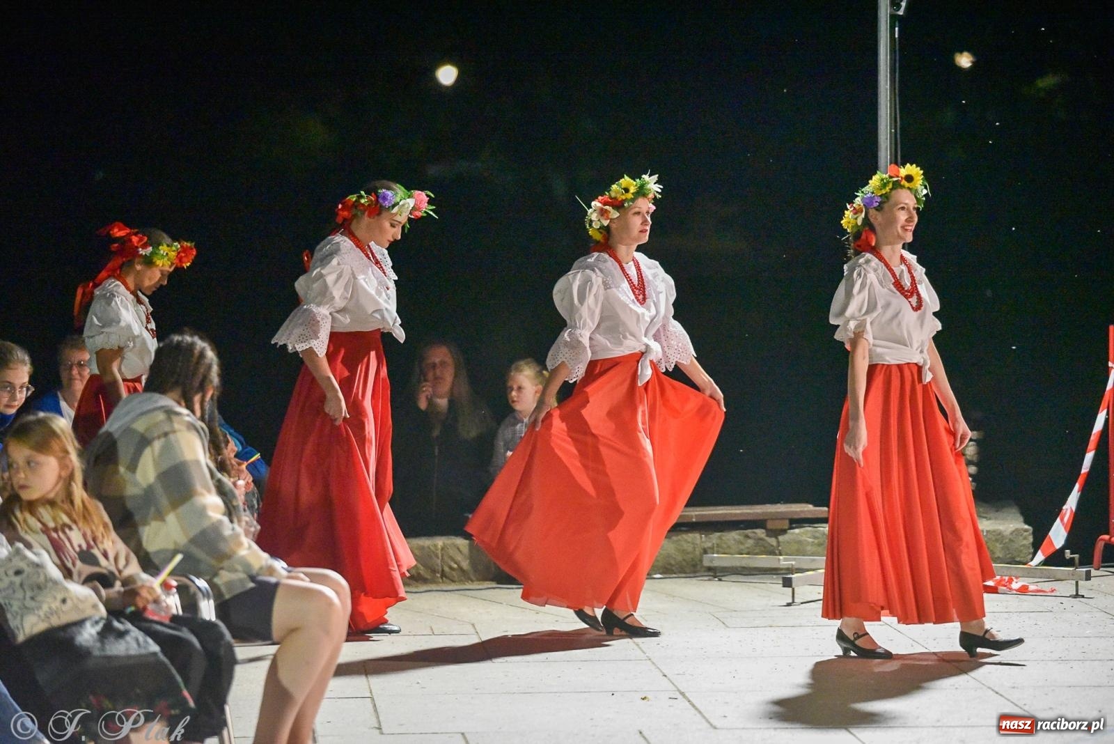 Zdjęcie w galerii na portalu naszraciborz.pl: W poszukiwaniu kwiatu paproci. Noc Świętojańska w parku im. Miasta Roth [FOTO i WIDEO] wiadomości z regionu