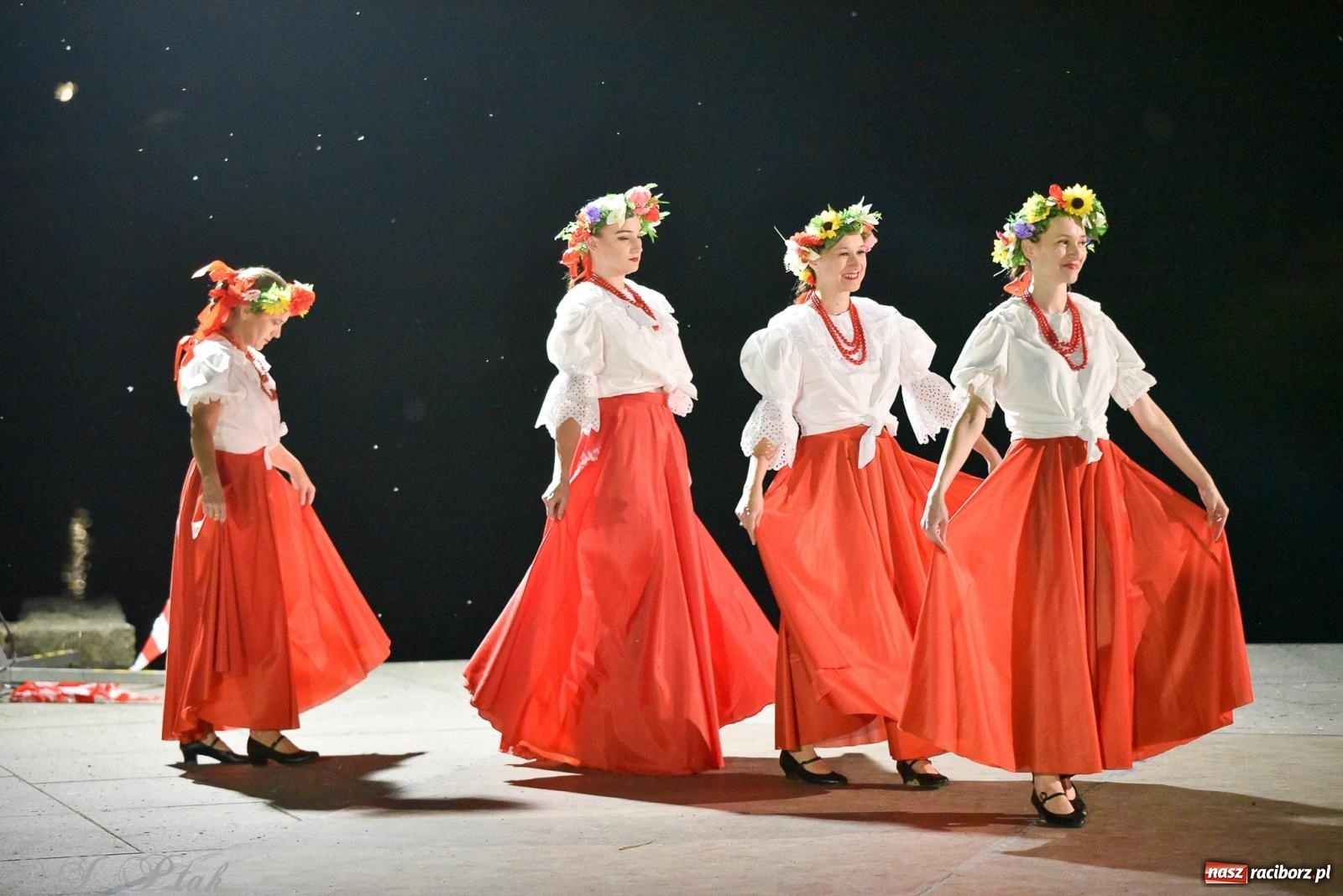 Zdjęcie w galerii na portalu naszraciborz.pl: W poszukiwaniu kwiatu paproci. Noc Świętojańska w parku im. Miasta Roth [FOTO i WIDEO] wiadomości z regionu