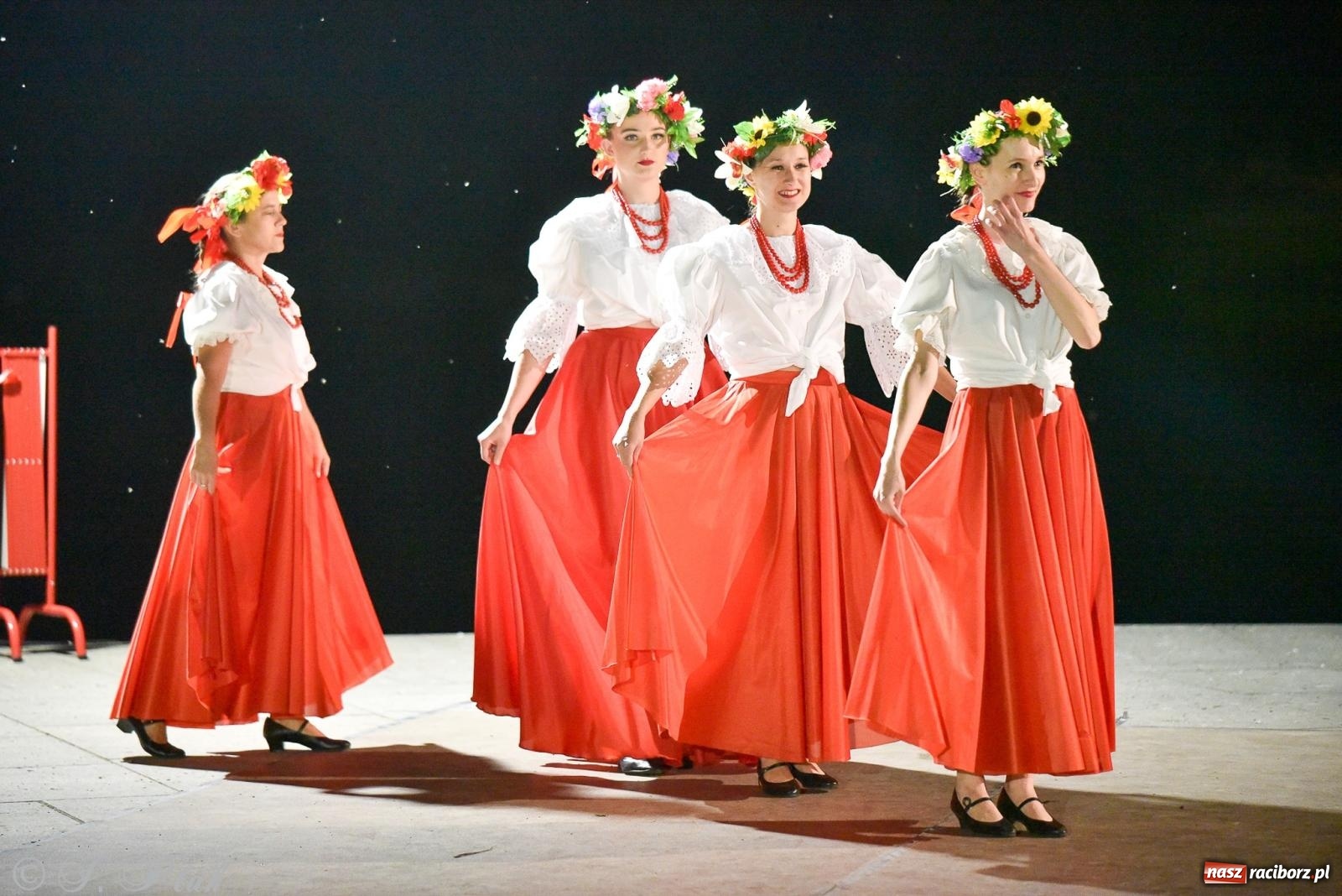 Zdjęcie w galerii na portalu naszraciborz.pl: W poszukiwaniu kwiatu paproci. Noc Świętojańska w parku im. Miasta Roth [FOTO i WIDEO] wiadomości z regionu
