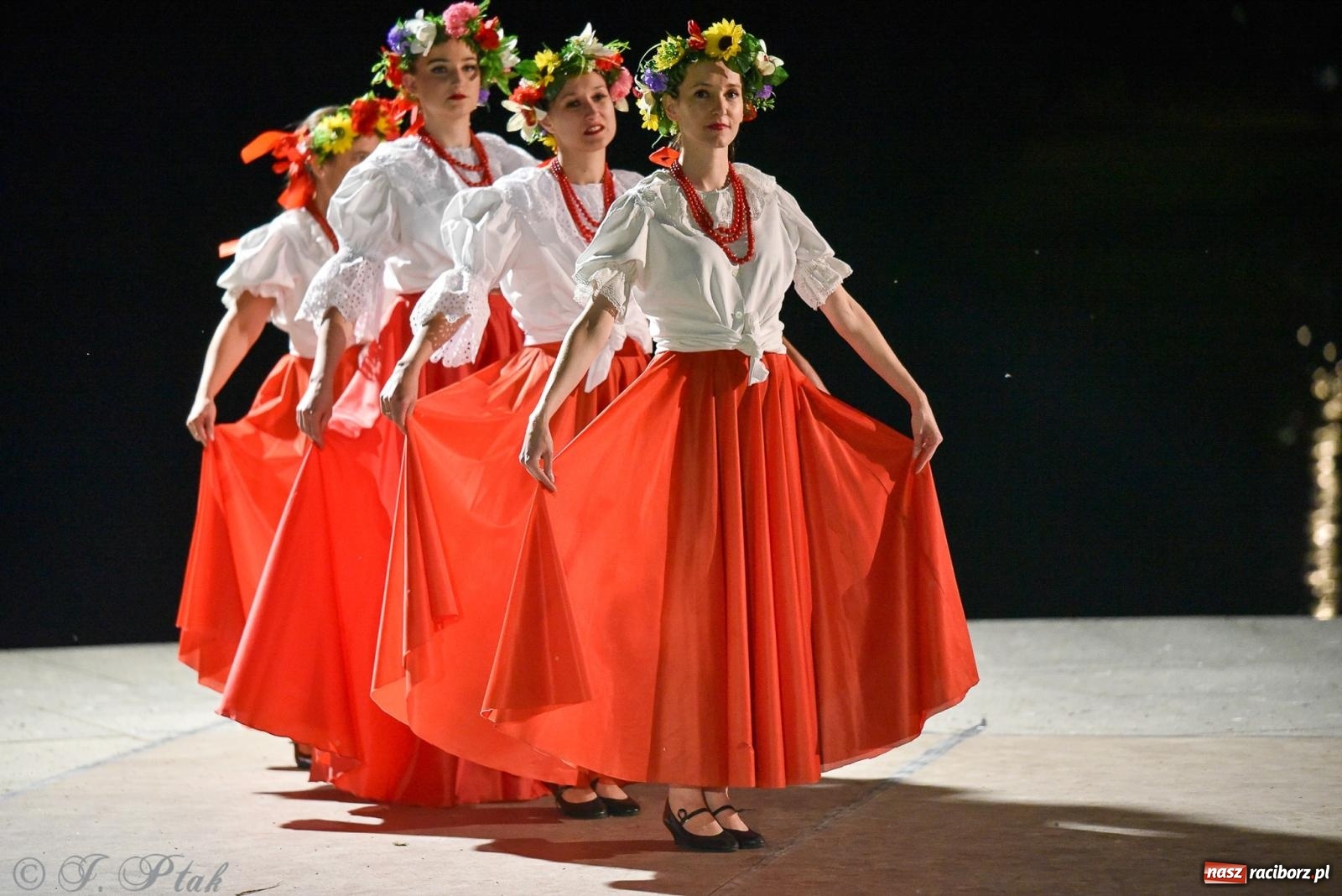 Zdjęcie w galerii na portalu naszraciborz.pl: W poszukiwaniu kwiatu paproci. Noc Świętojańska w parku im. Miasta Roth [FOTO i WIDEO] wiadomości z regionu