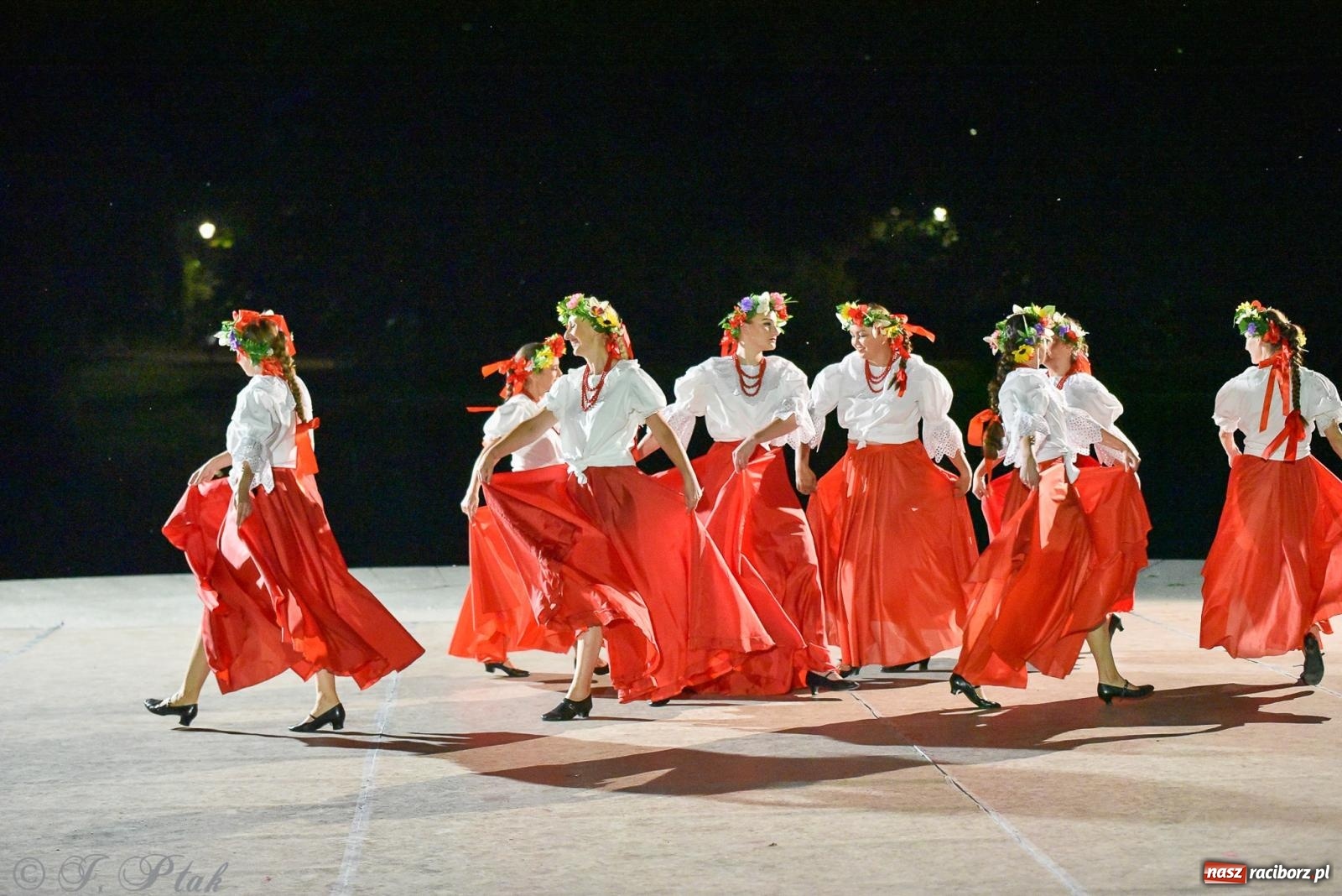 Zdjęcie w galerii na portalu naszraciborz.pl: W poszukiwaniu kwiatu paproci. Noc Świętojańska w parku im. Miasta Roth [FOTO i WIDEO] wiadomości z regionu
